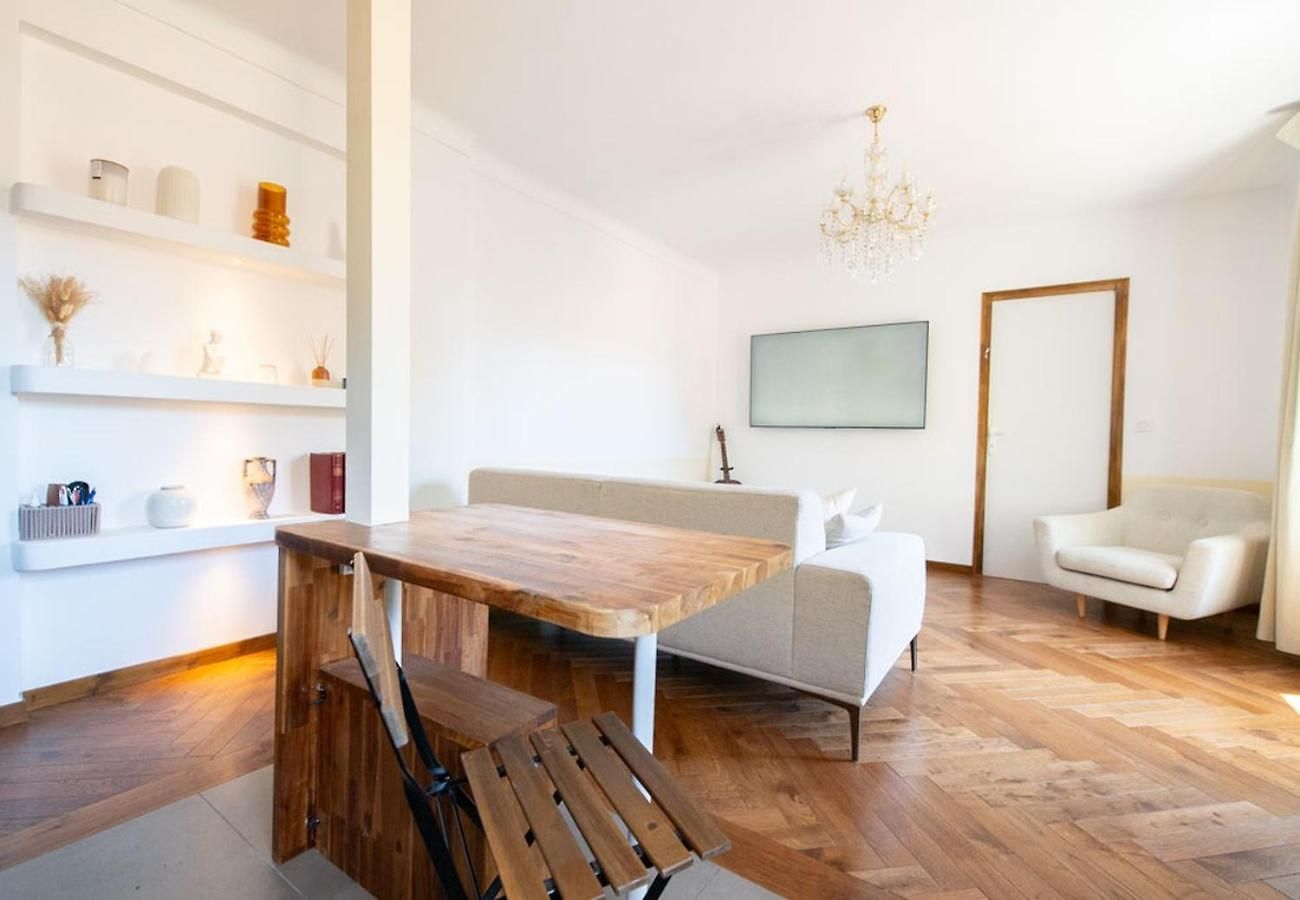 Apartment Chic At Port 2 With Private Bathrooms & Ac