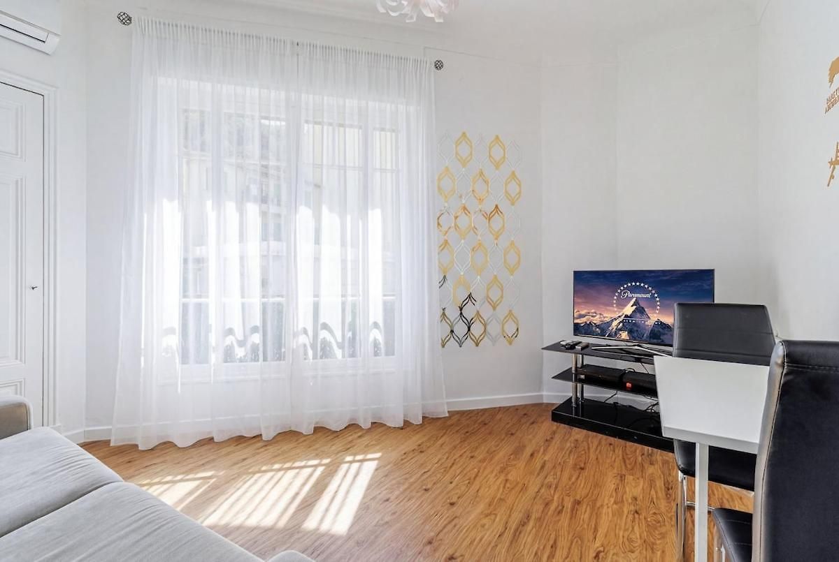 Apartment - Charming 2 In A Quiet Area