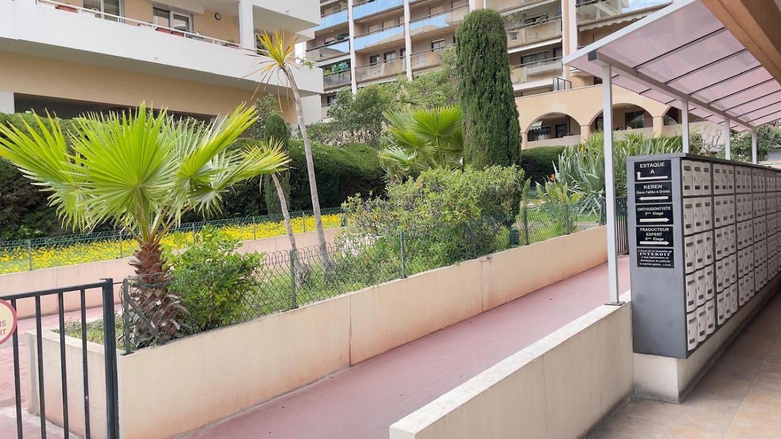 Apartment De Deux Pieces A 40 Metres De La Et A Un Arret De Tramway Du Centre-ville *