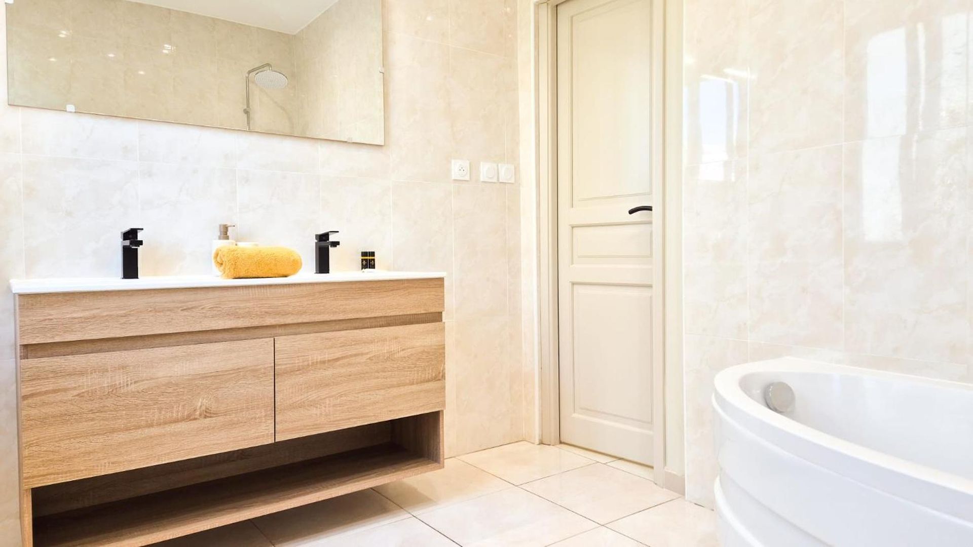 T4 Moderne Climatise - Parking Prive- Terrasse - - *