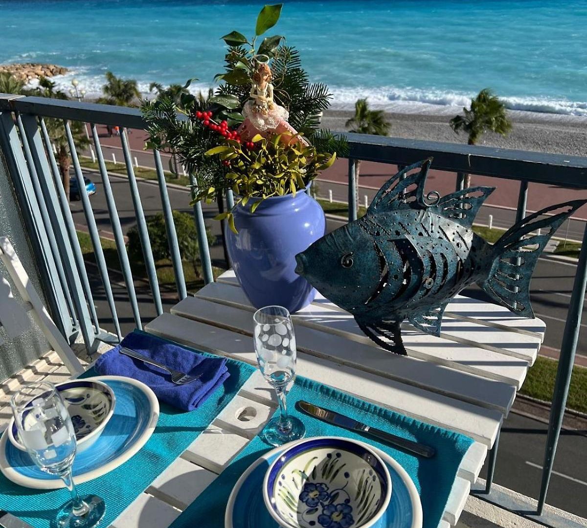 Apartment Front De 3 Pieces *