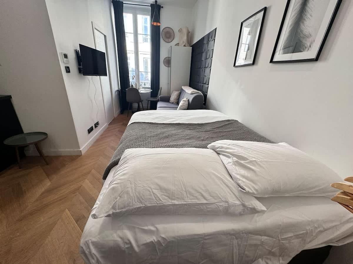 Bright Modern & Walkable Apartment