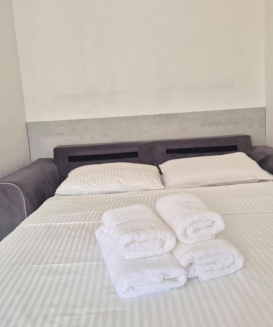 Apartment Center & 5 Min Walk! *