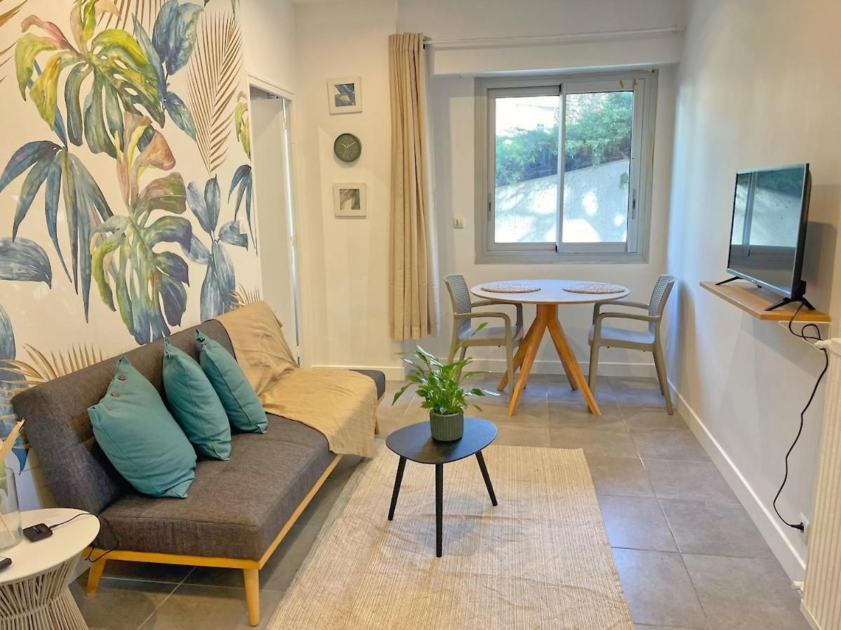 Apartment Jungle *