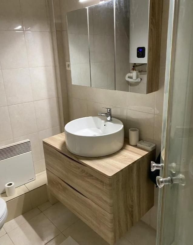 Apartment A Modern Recently Renovated, 7 Min To *