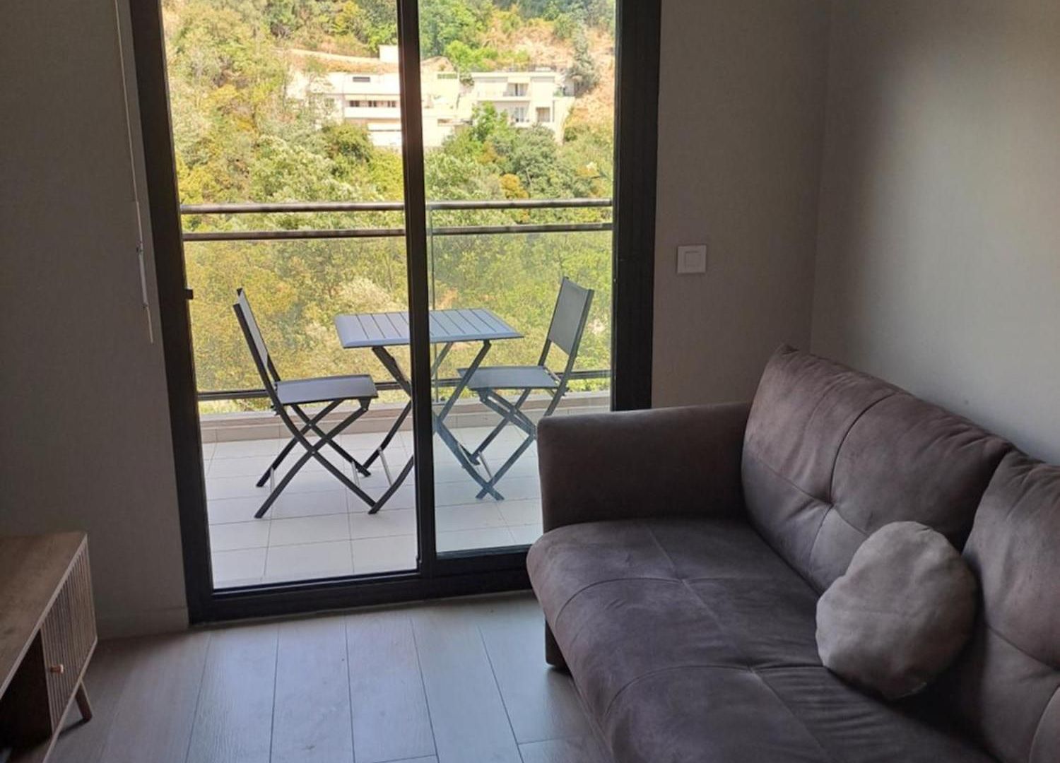 Blue Line - New Modern With Terrace & Ac * Nice