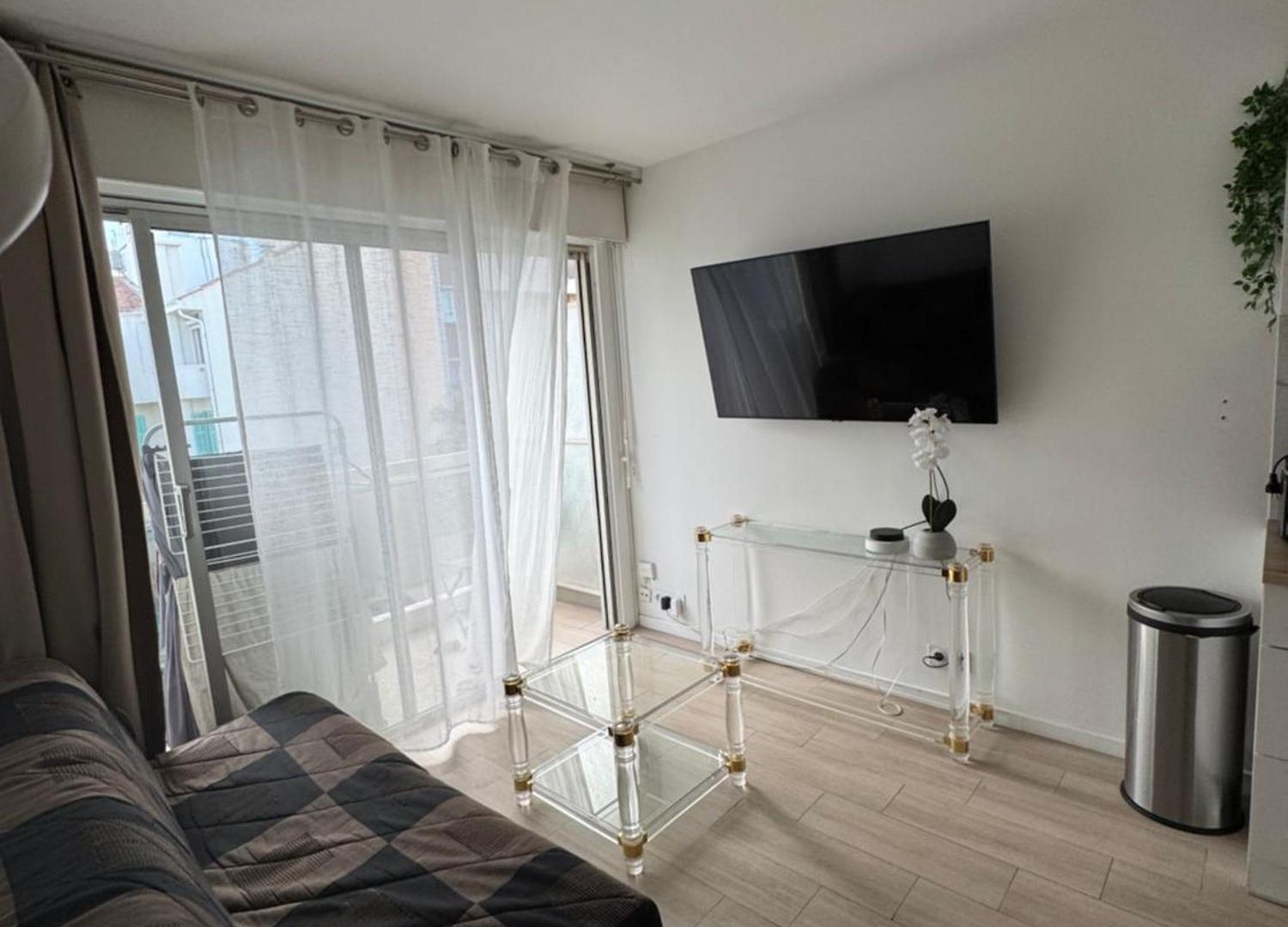 De La Apartment *