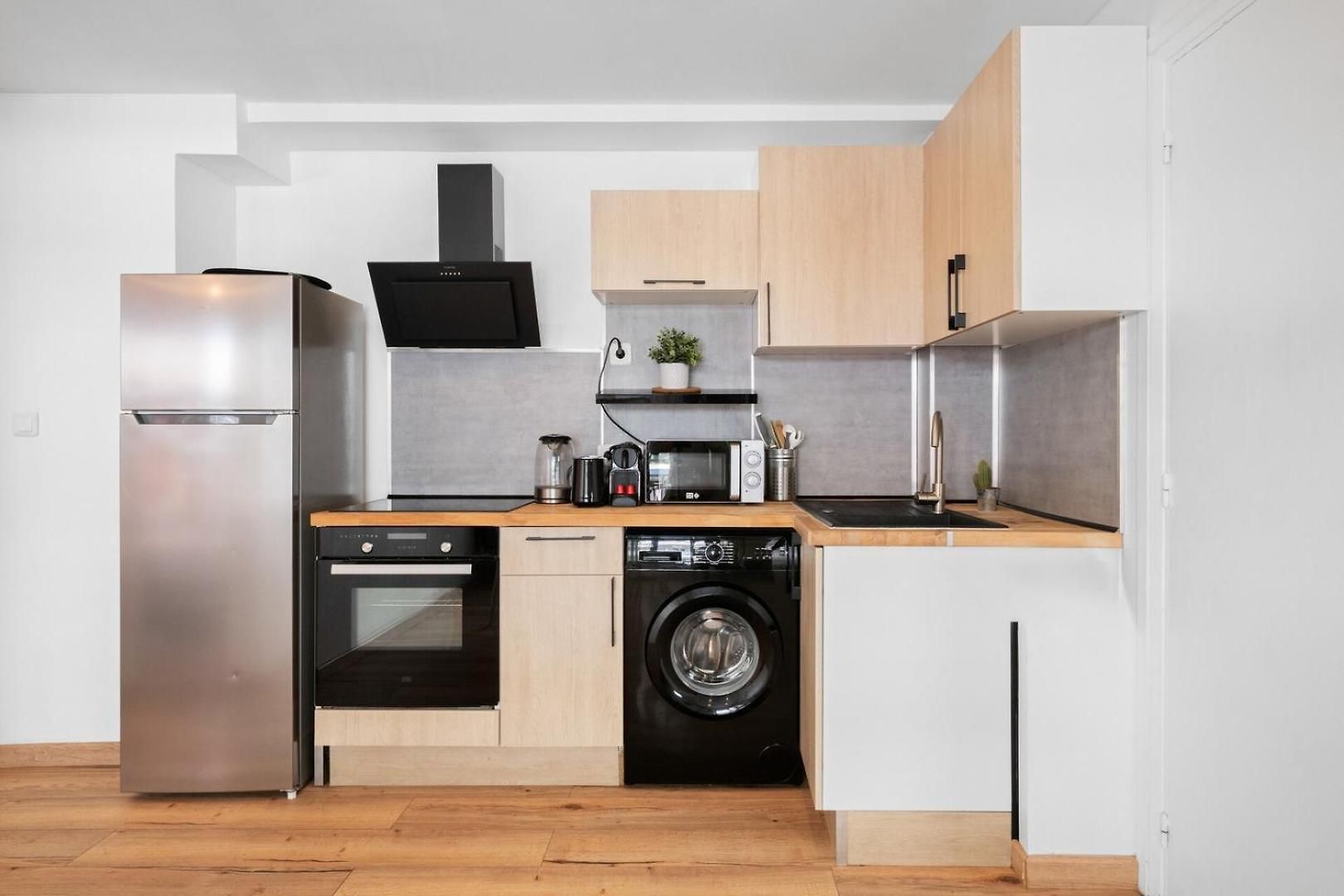 Beautifully Renovated With Charm - In The Port /ac Apartment Nice