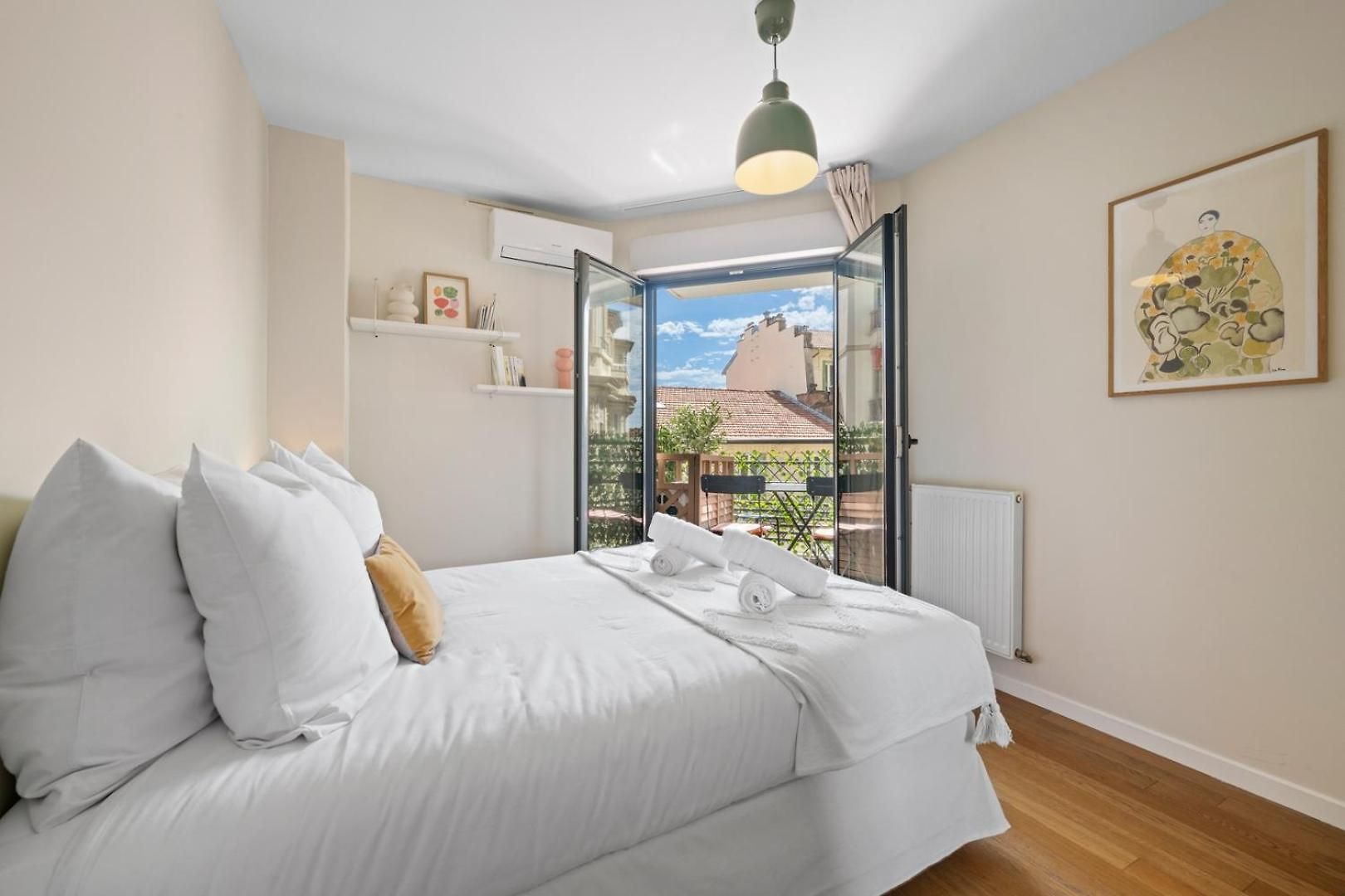 Stunning & Bright - 2 Bedrooms - Parking Wifi/ac