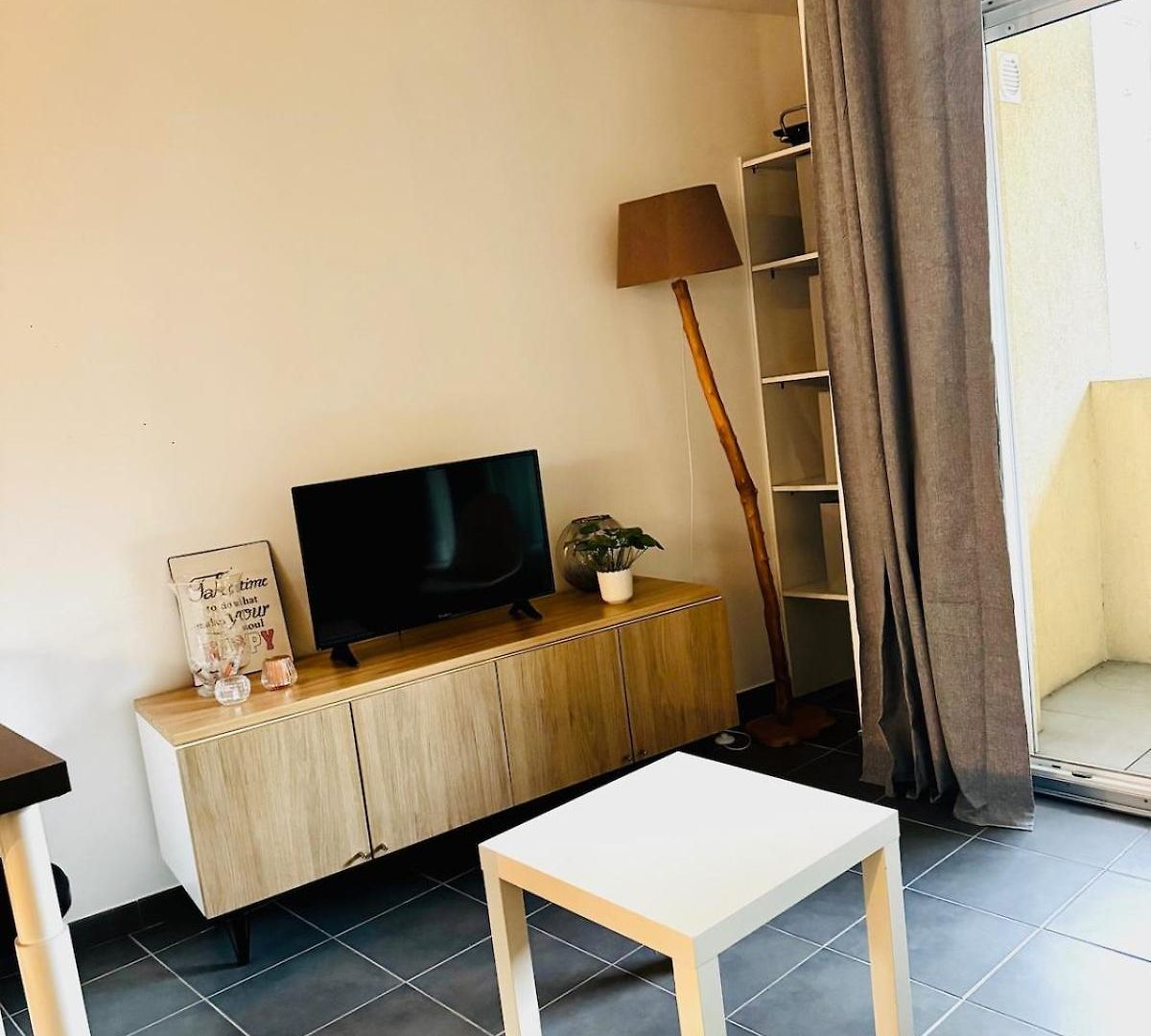 Apartment Et Spacieux A 10 Minutes Du Centre De Et 5 Min De L'entree D'autoroute Acces Faciles Et Dans Quartier Calme Nice