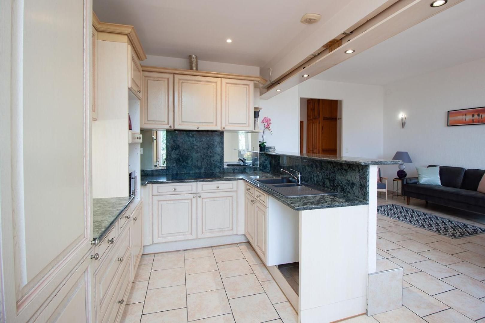 Bright 2-bedroom - La Liberation Apartment *