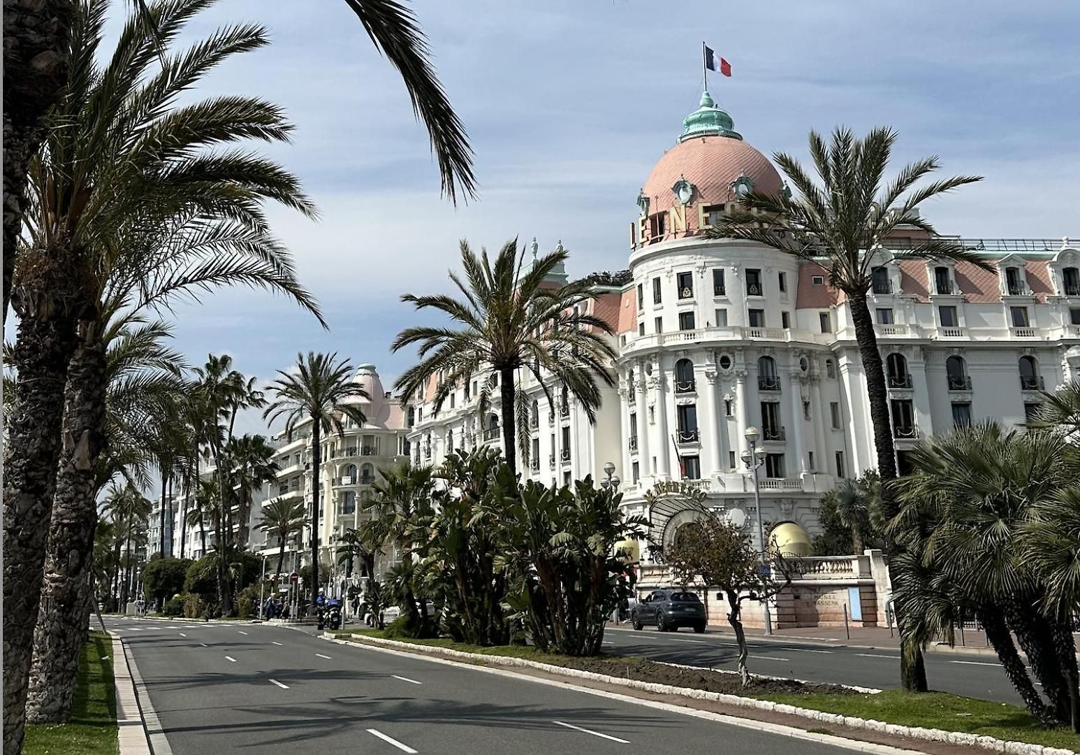 Apartment A Luxurious Red With Ac On Promenade Des