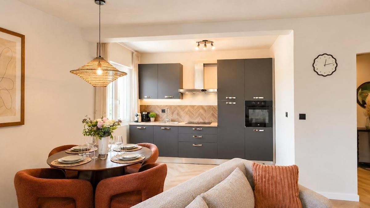 Completely Renovated 2 Minutes From The Apartment