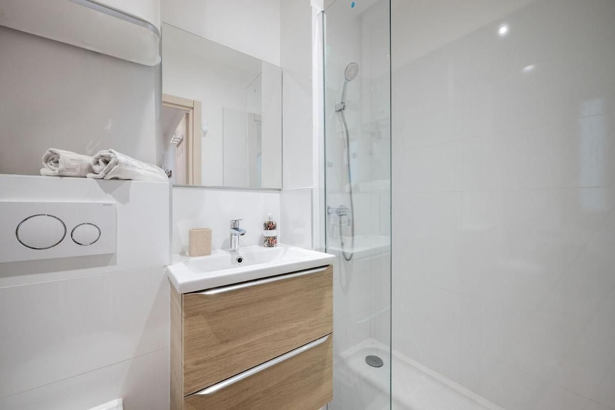 Charming 2 Rooms, Sleeps 4 Center * Nice