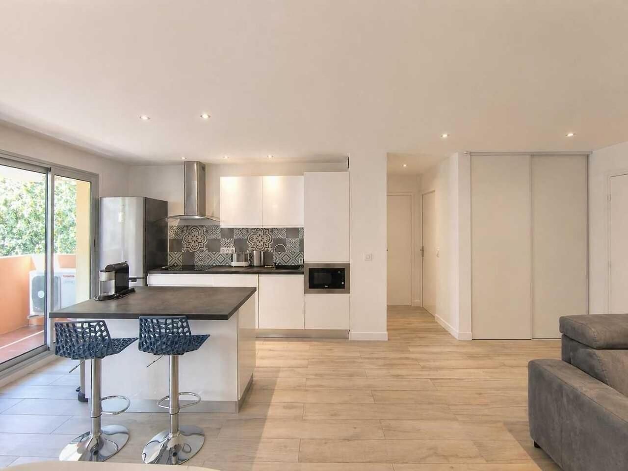 Charming With Terrace & Secure Parking Apartment