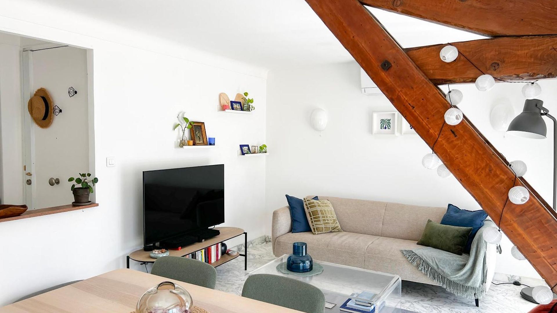 Bright Floor 2br With Large Terrace In Centre
