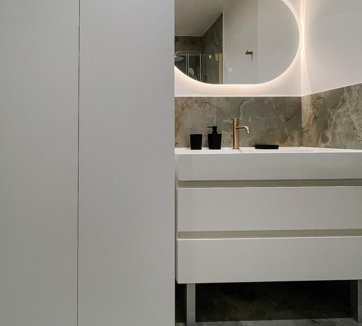 Apartment Charming Apartment, Air-conditioned And Centrally Located