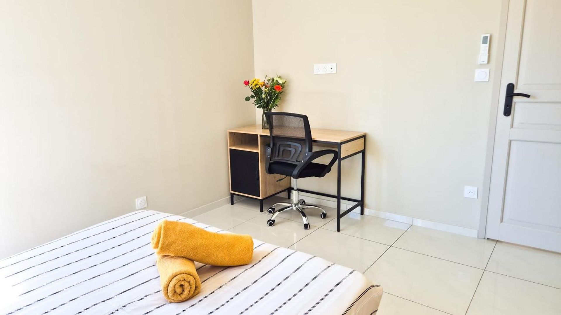 Apartment T4 Moderne Climatise - Parking Prive- Terrasse - -