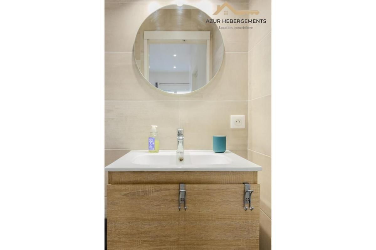 A 2 Min De La Promenade Des Apartment