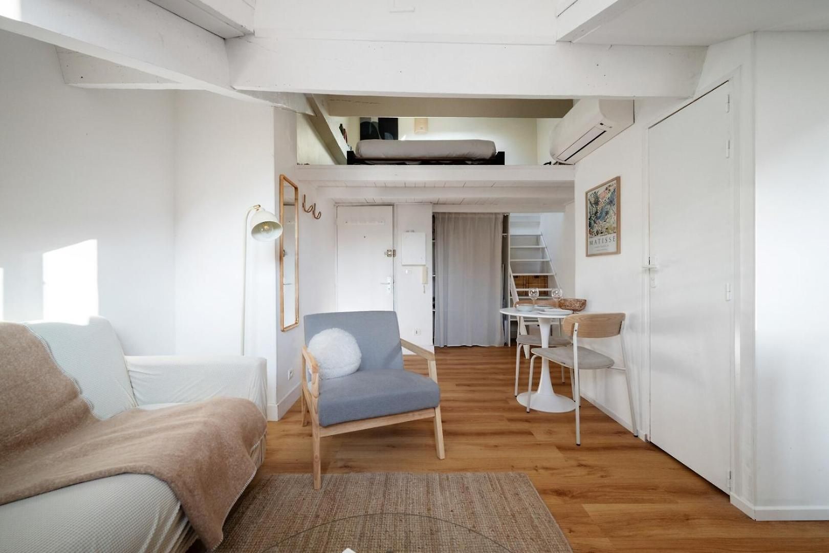 Charming & Bright Cozy Retreat On Port Nice