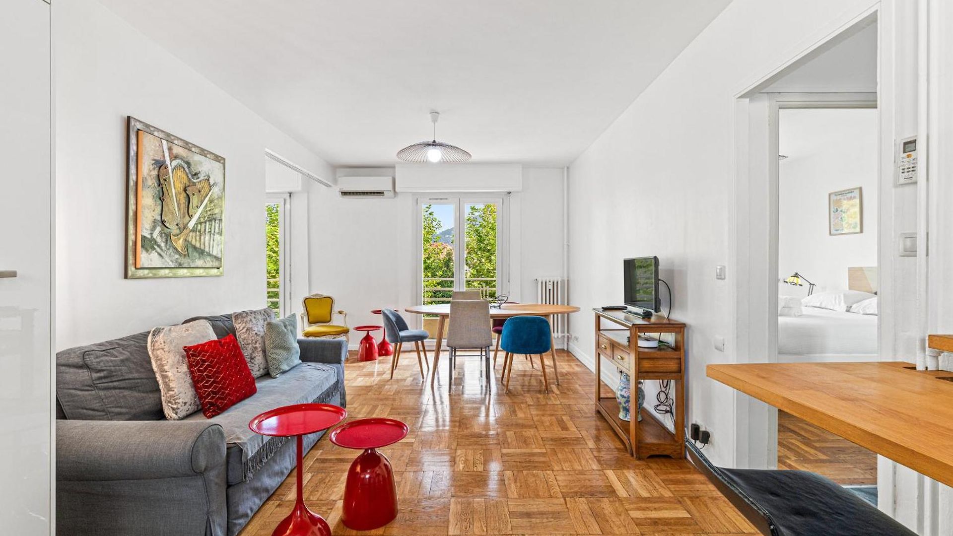 Comfortable & Bright 2 Bedroom Apartment *