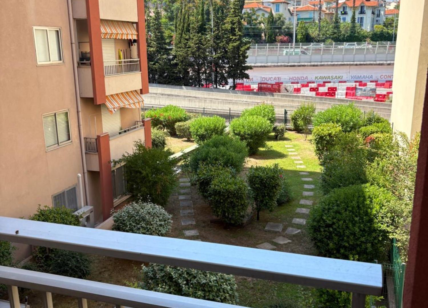 Tres Joli Apparemment A 50 Metres De La Nice