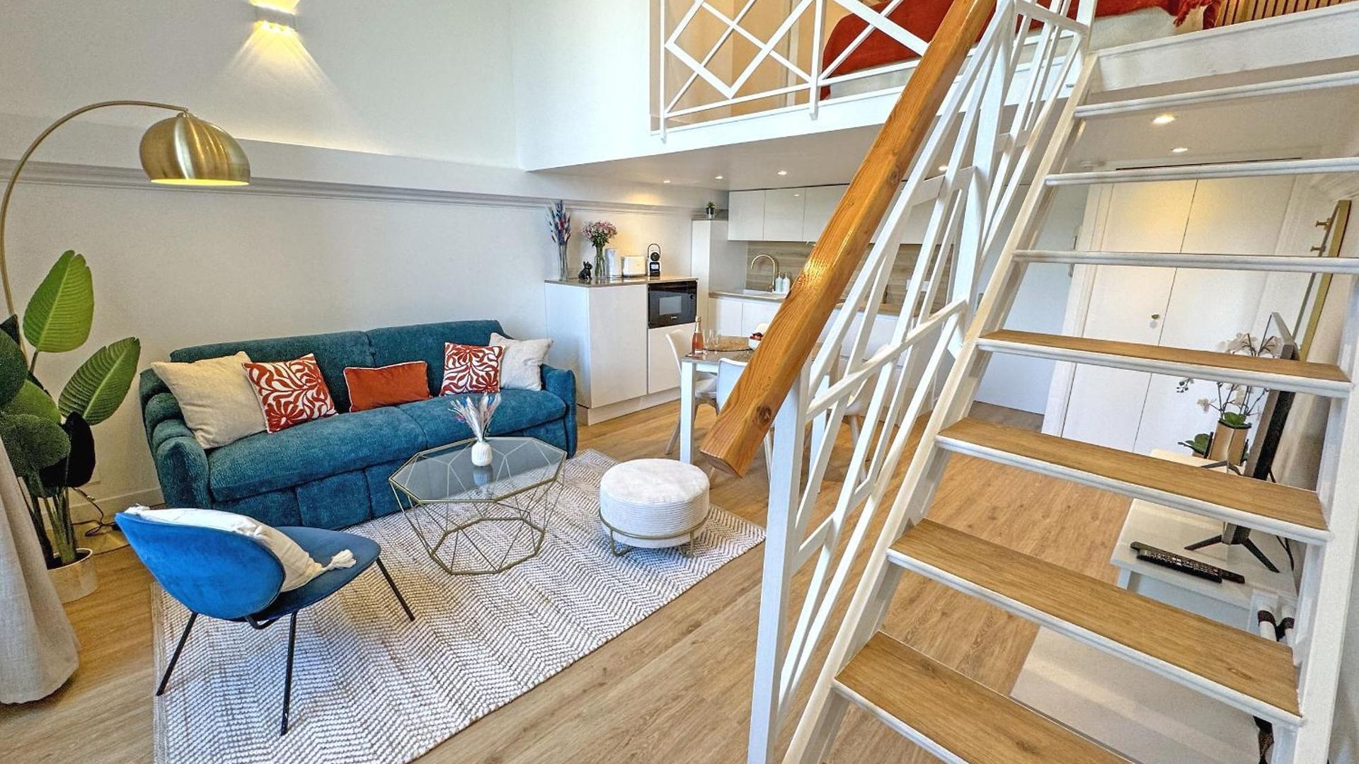 Elegant Seafront Loft Old Town Apartment