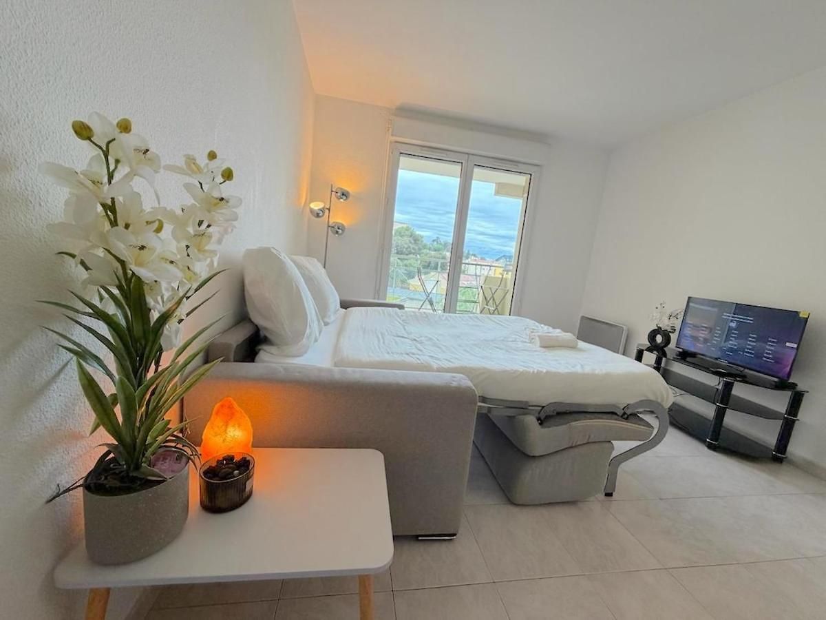 Charming Cozy With Sunny Balcony Apartment