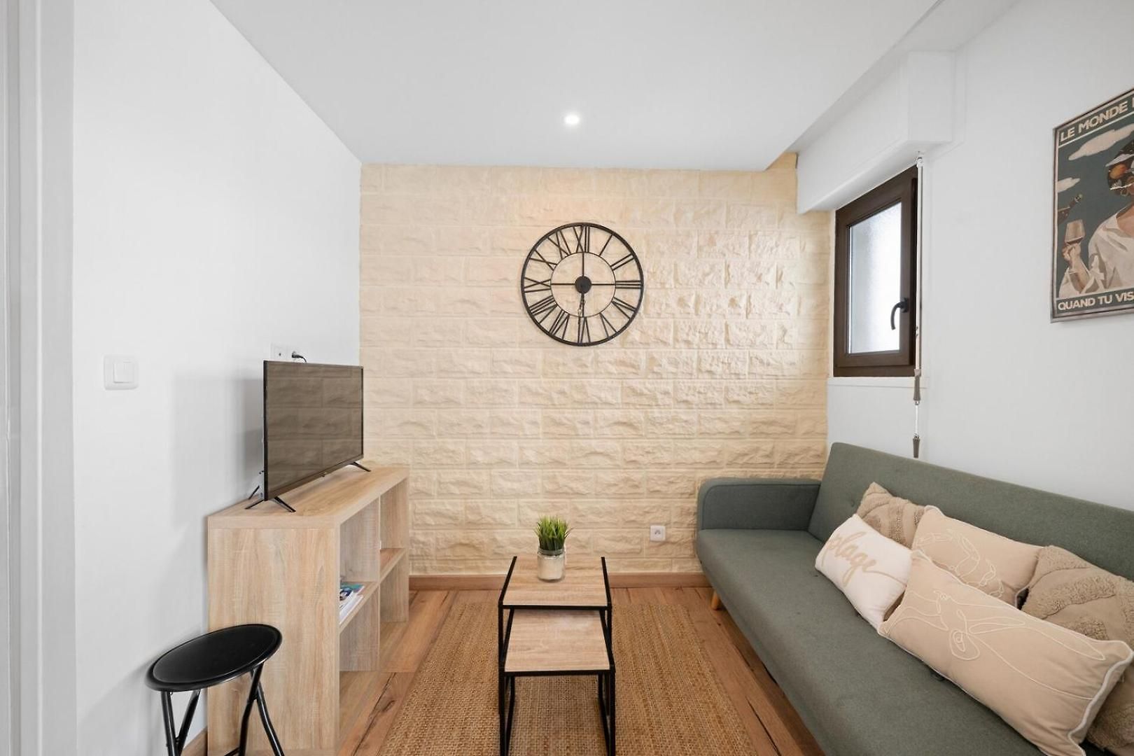 Apartment Beautifully Renovated With Charm - In The Port /ac