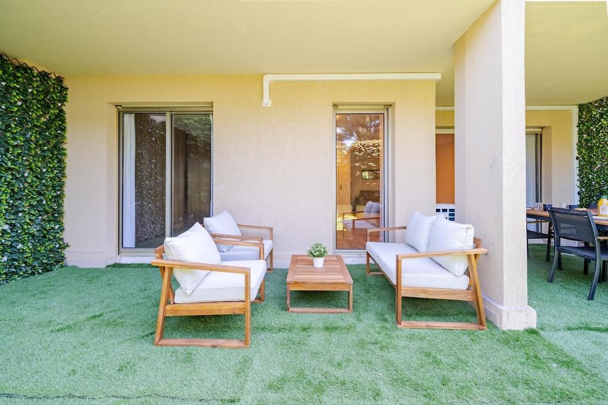 Beautiful 2-bedroom Apartment, Garden, Swimming Pool, Sea Within Walking Distance *