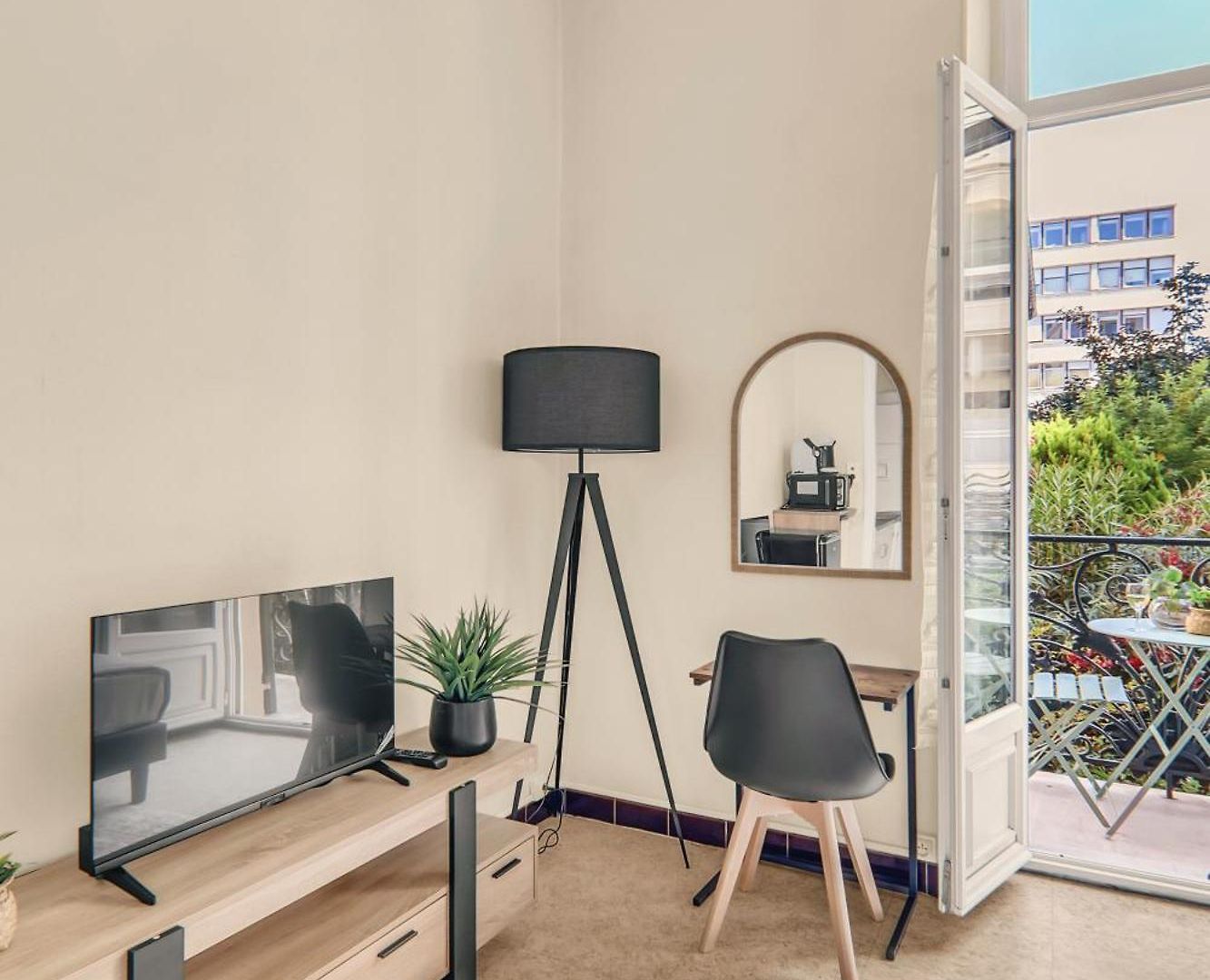 Charming Studio, Balcony With Garden View, Liberation * Nice