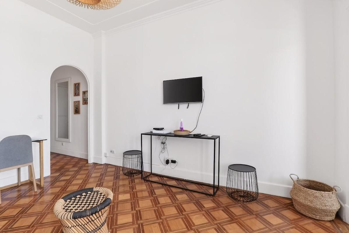 Charming With Balcony & Sea View Apartment Nice
