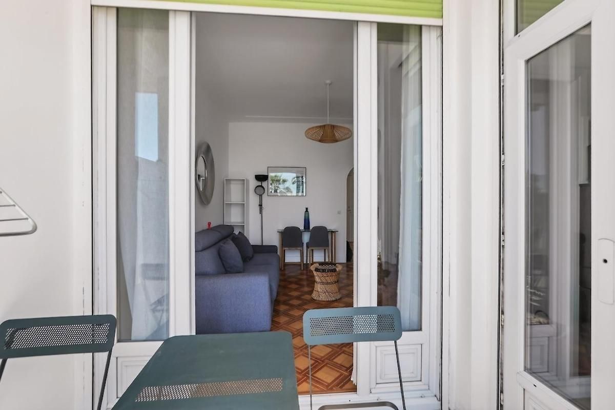 Charming With Balcony & Sea View Apartment *