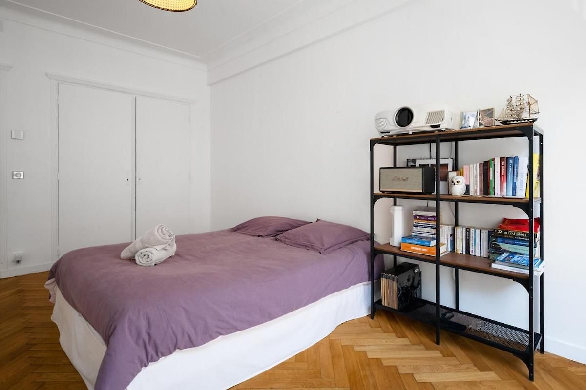 110 M2 Family, 3 Bedrooms Ac And Terrace 8 Min Away Nice