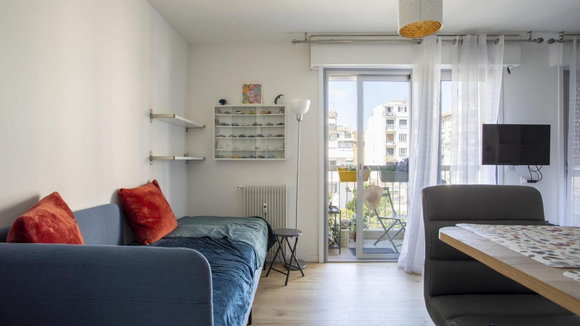 Charming With Balcony In The Heart Of The Liberation District *