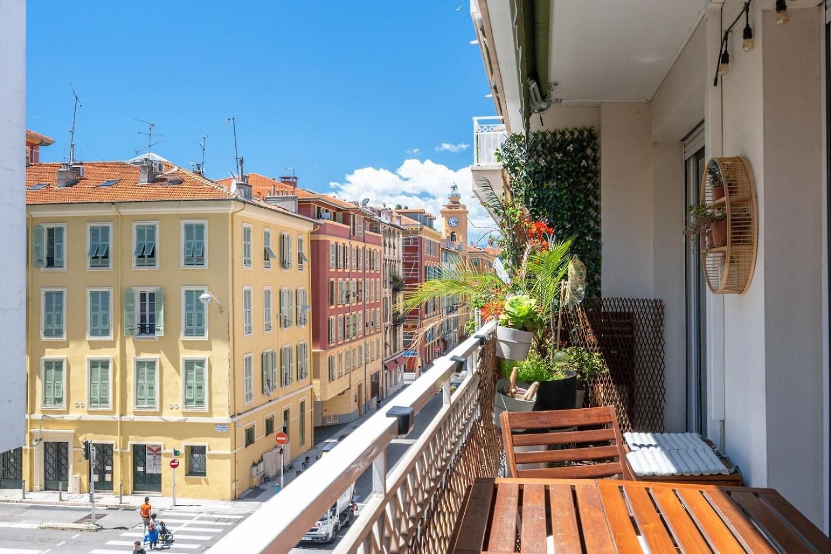 Bright & Cozy - Large Sunny Terrace Apartment