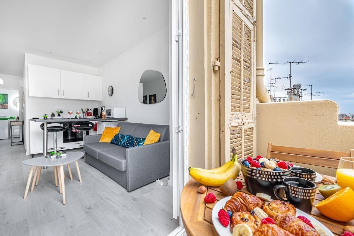 Apartment Relaxation & Comfort Design With Ambient Led Nice
