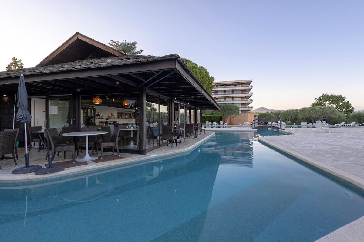 Stunning Sea View 2 Bedroom In Apartment