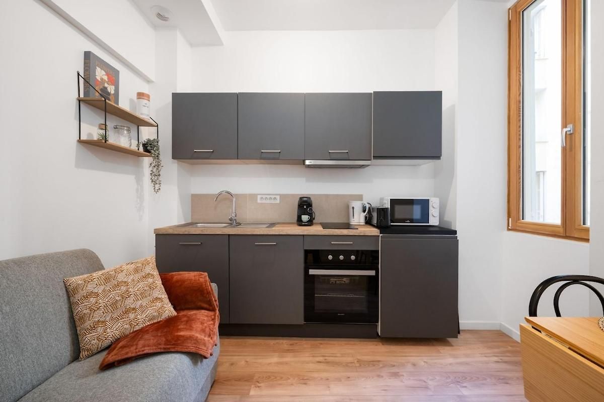Charming 2 Rooms, Sleeps 4 Center Apartment *