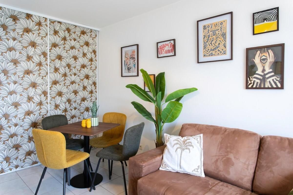 Modern 2-bedroom Sea View, Air Conditioning, Balcony Apartment