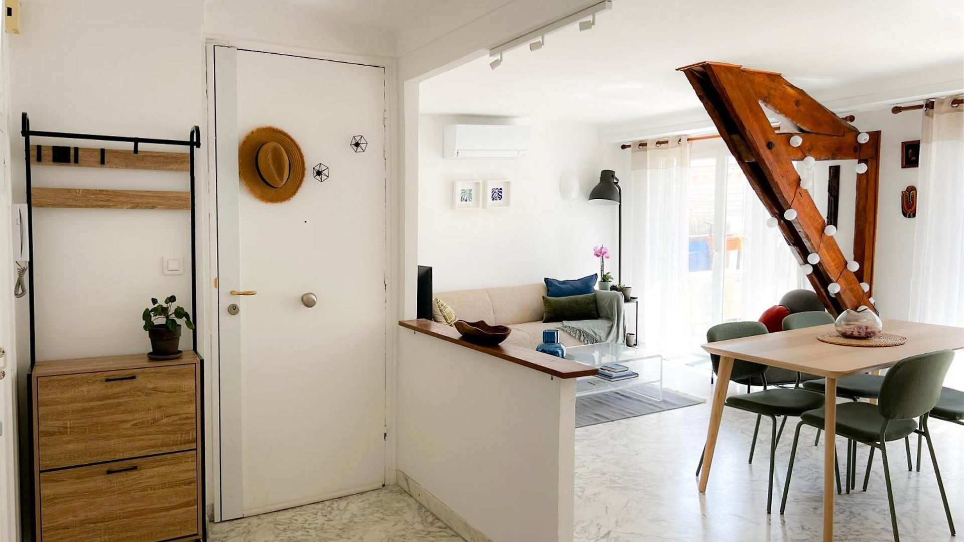 Bright Floor 2br With Large Terrace In Centre *