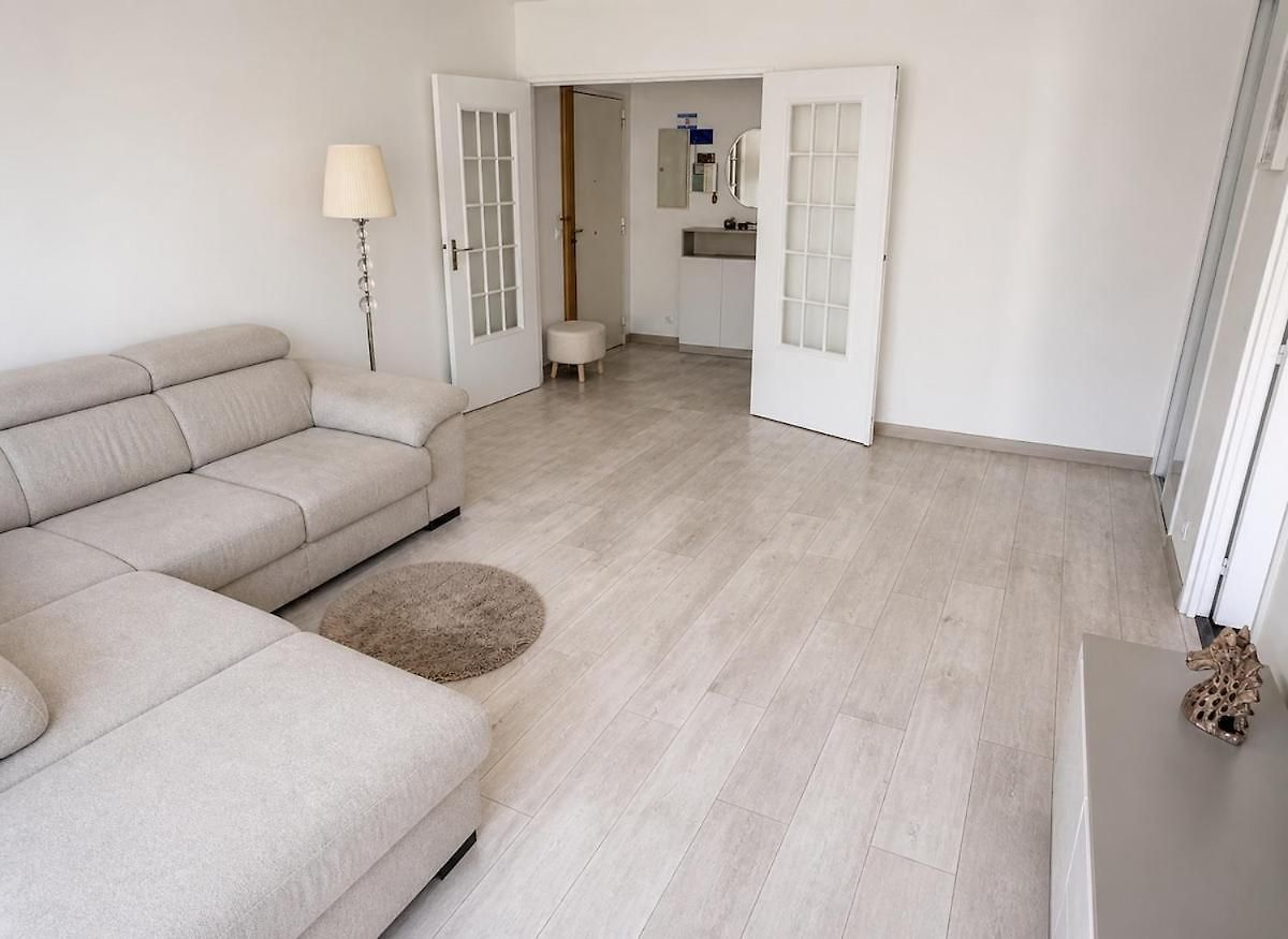 Beautiful Bright 2-bedroom 1 Minute From The