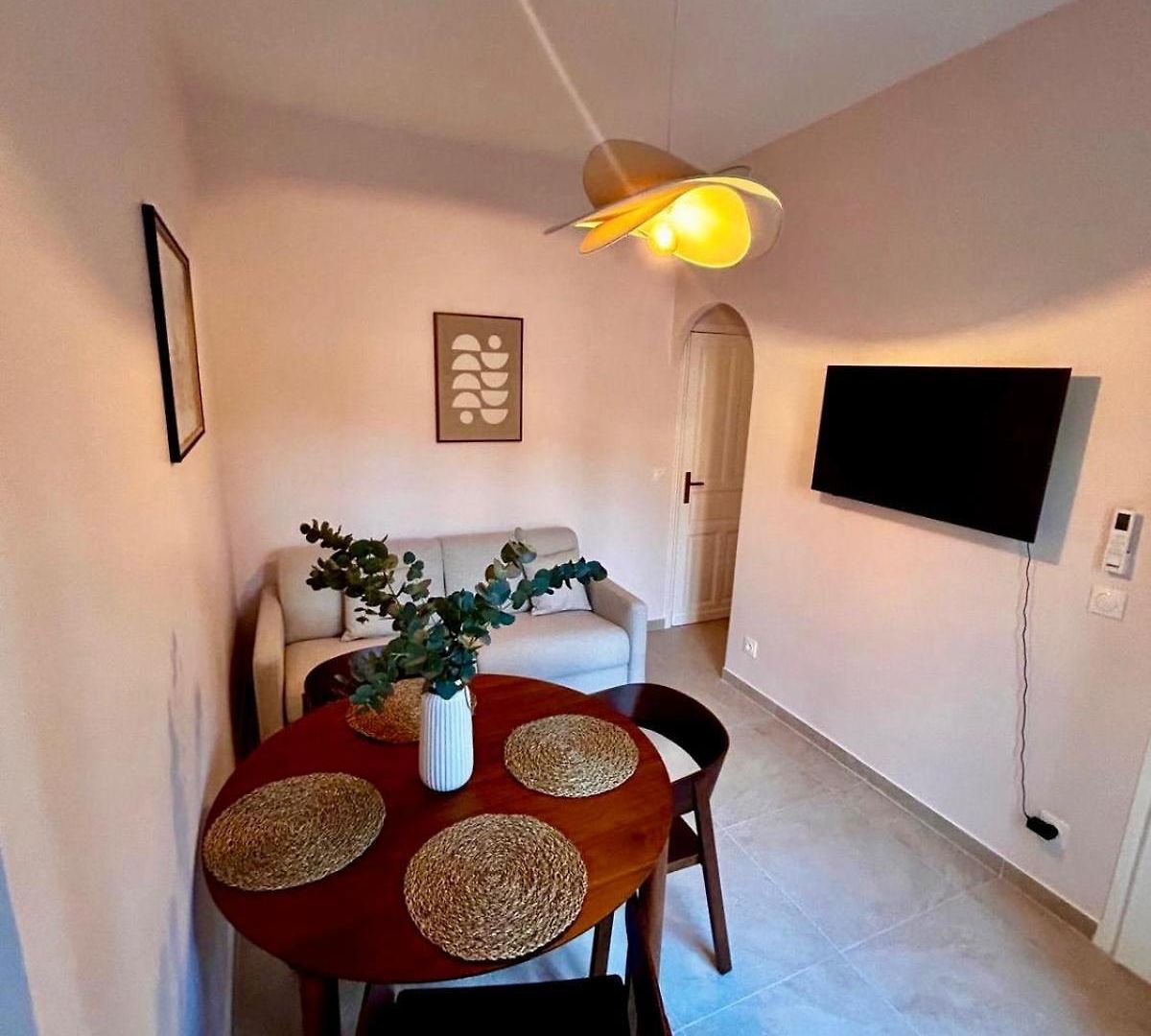 Cozy Riviera Getaway Nice