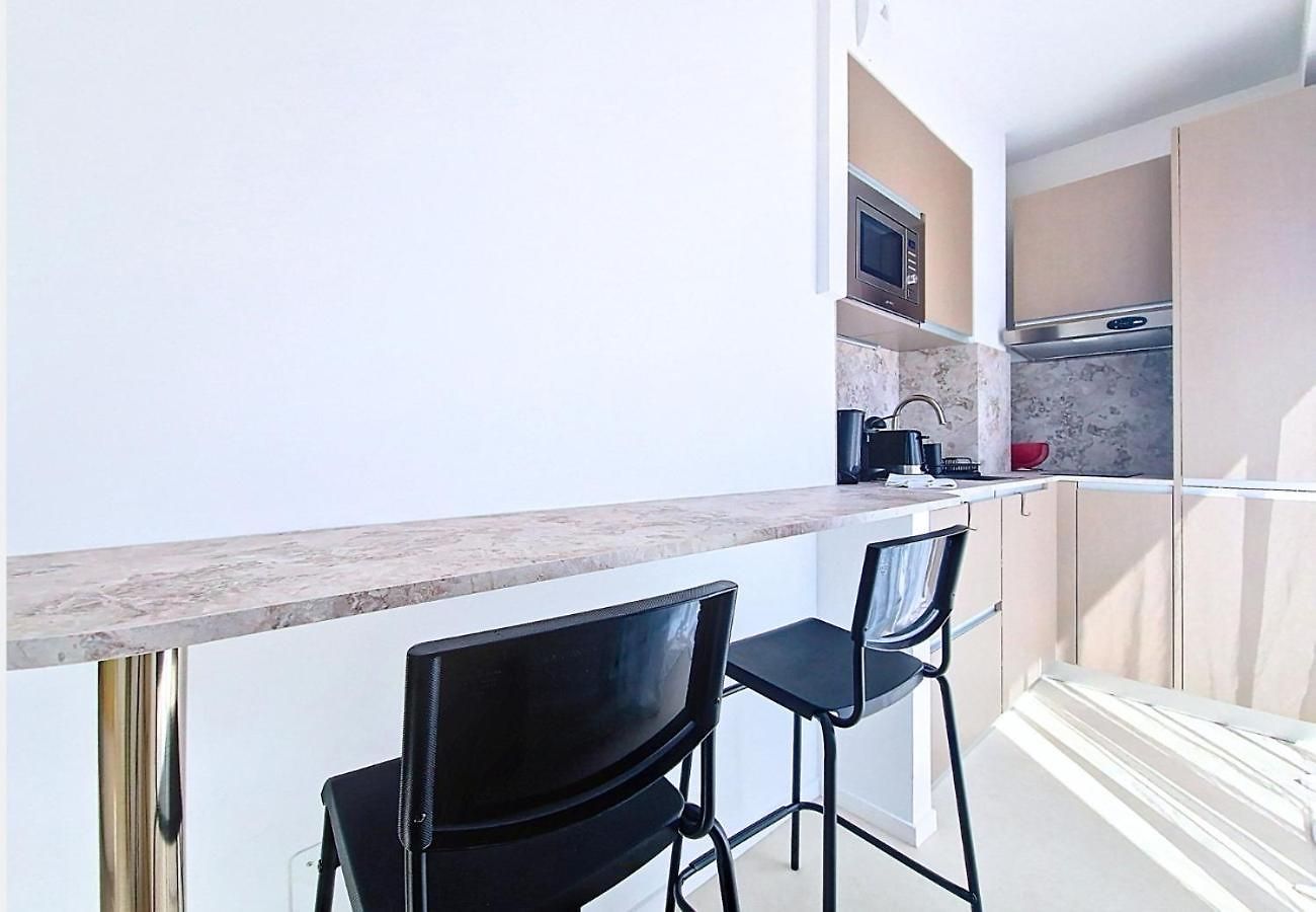 Apartment Nestor&jeeves -studio Anna- Balcony, Ac, Walk To