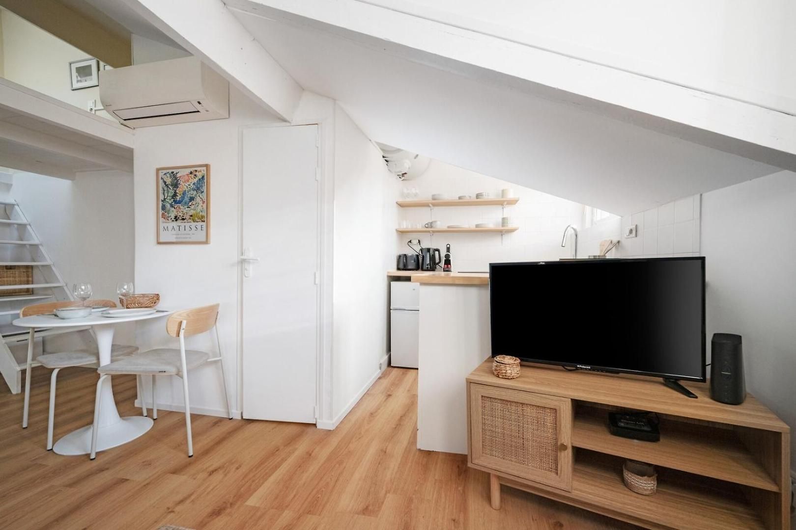 Apartment Charming & Bright Cozy Retreat On Port