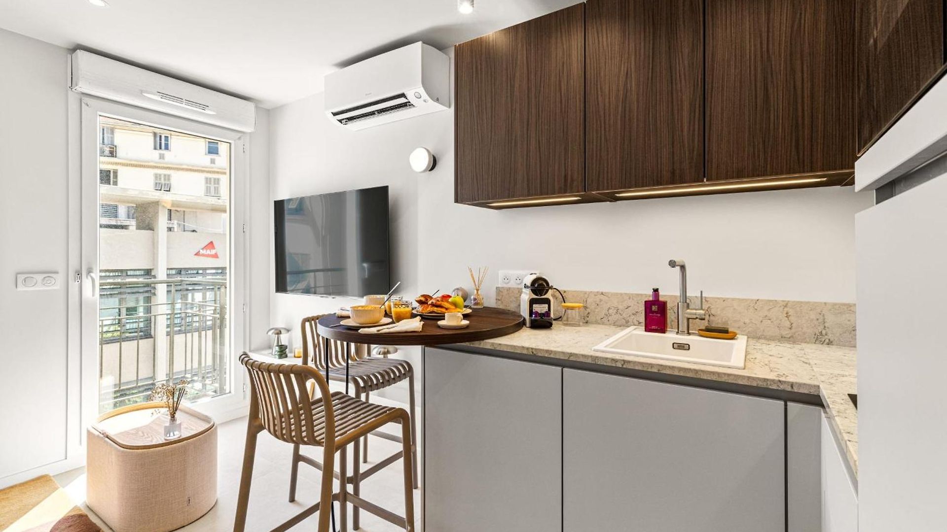 Carabacel - One Ac And Balcony Apartment *