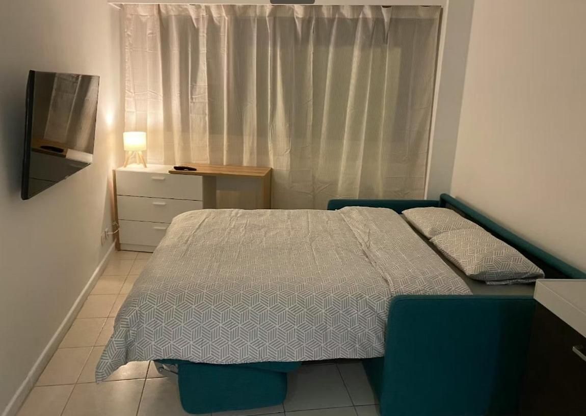 Apartment A Modern Recently Renovated, 7 Min To *
