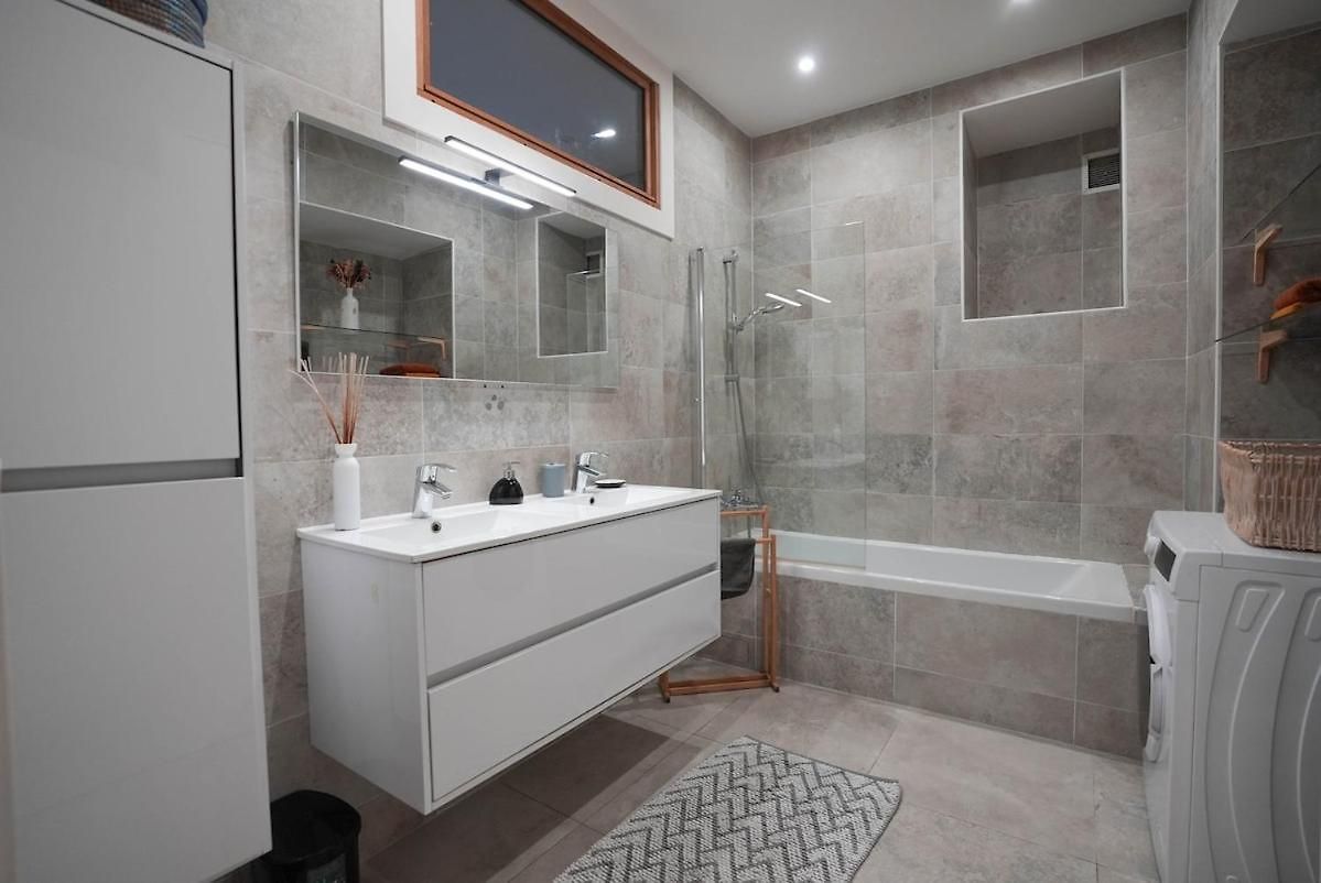 Superb 3 Bedroom - Center *