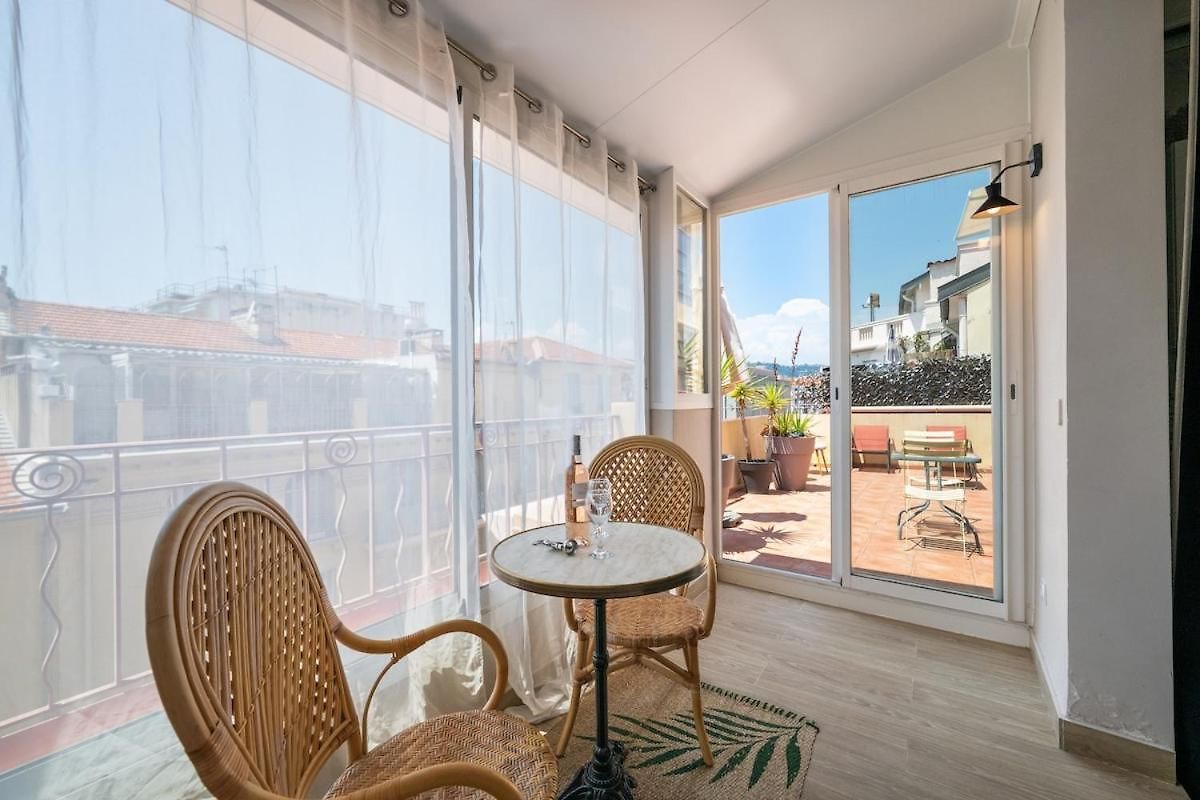 Bright & Cosy W Terrace Ac Apartment
