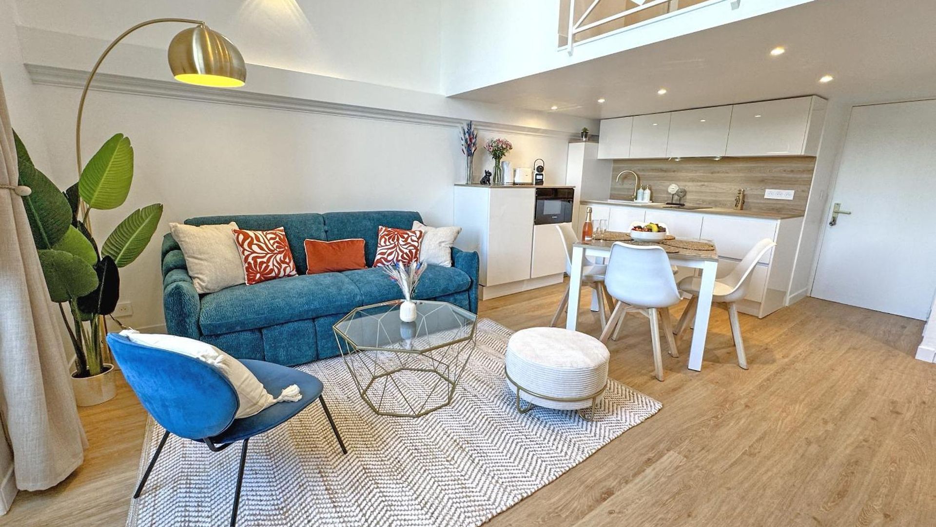 Elegant Seafront Loft Old Town *